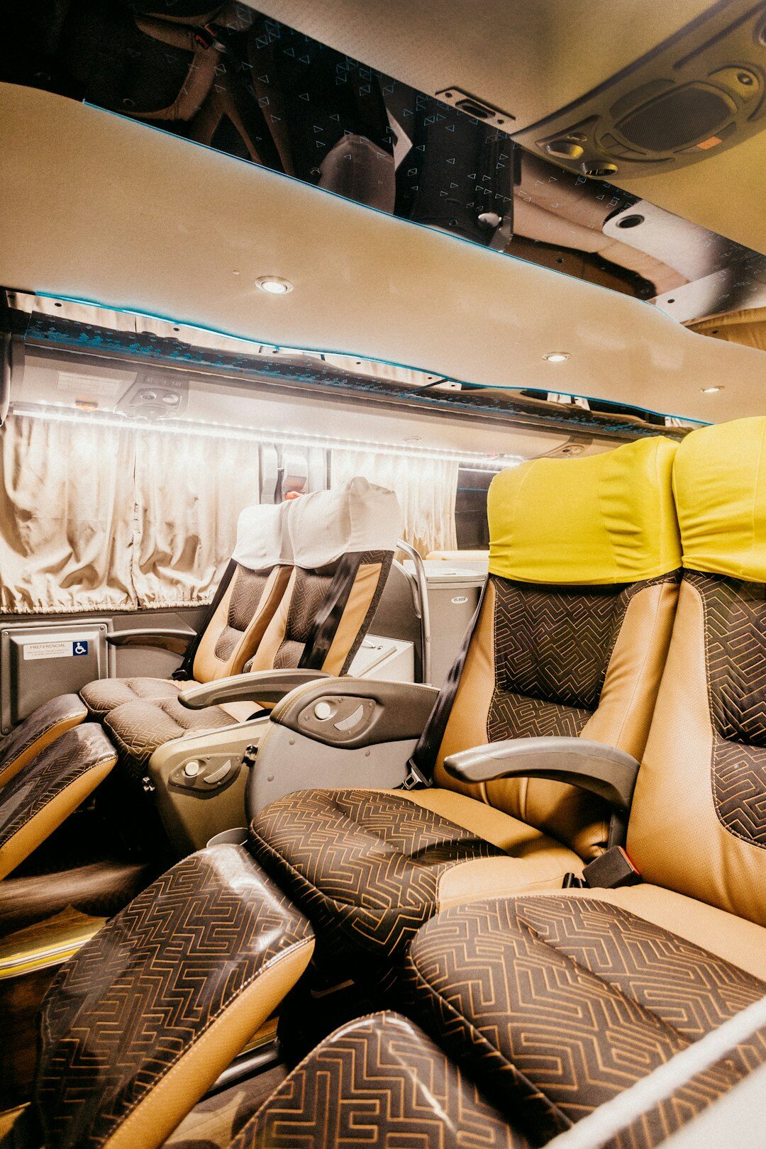 Lounge VIP de lujo con detalles dorados y asientos de terciopelo