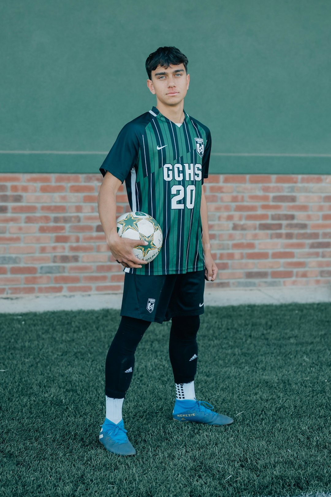 Futbolista uruguayo posando con la camiseta de su equipo